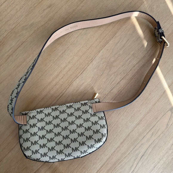 MICHAEL KORS BELT BAG - Picture 8 of 9